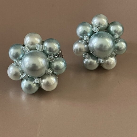 Vintage 1950s Icy Blue Faux Pearl Beaded Cluster Clip Earrings Mid Century Japan - Picture 6 of 12